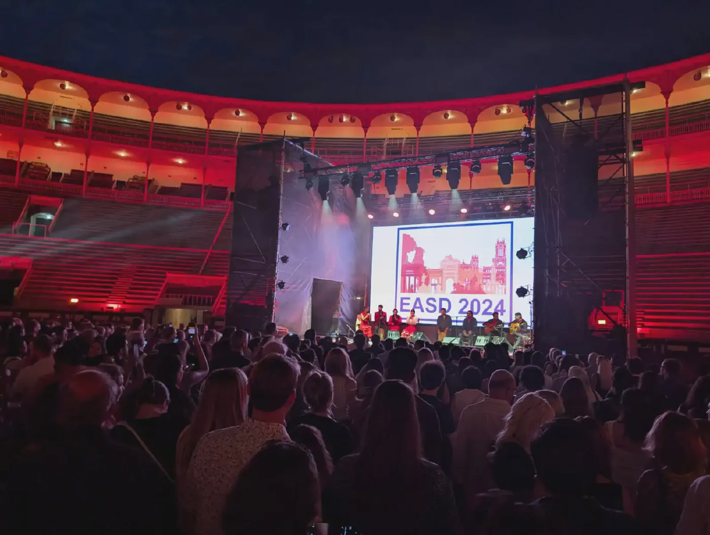 Espectáculo flamenco de gran formato en escenario de congreso internacional en Madrid con público de pie
