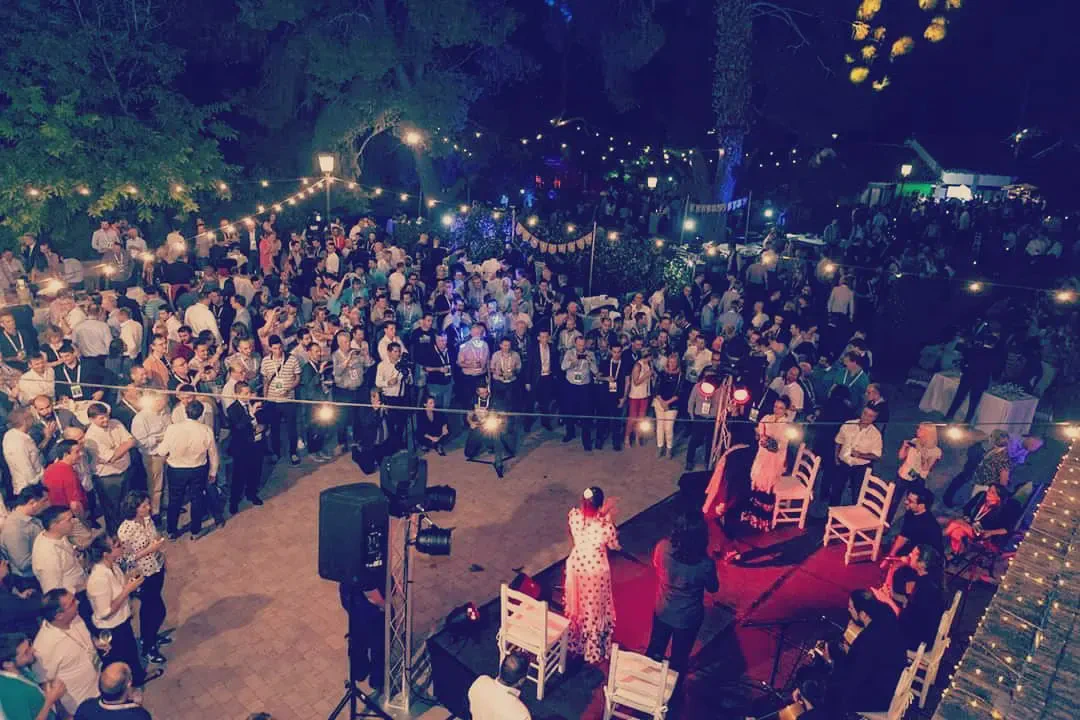 Espectáculo flamenco en directo durante un evento al aire libre con público rodeando el escenario