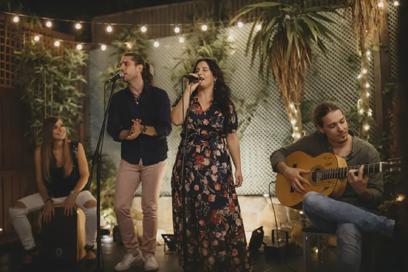Grupo flamenco de noche en un evento privado al aire libre