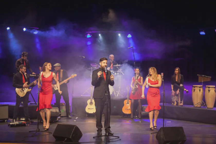 Banda flamenca saludando al público al final de un concierto