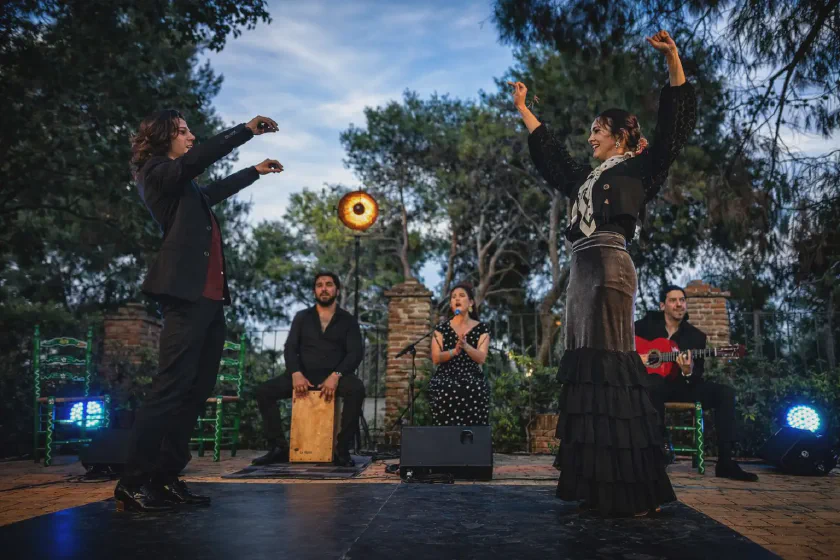 Espectáculo de tablao flamenco con bailaores y músicos actuando en directo